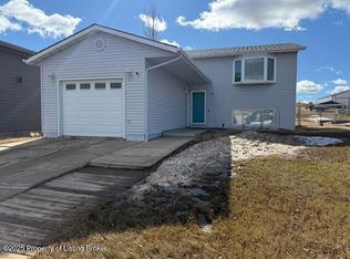 206 3rd Ave SE, Belfield, ND 58622