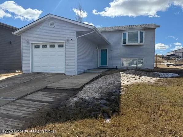 206 3rd Ave SE, Belfield, ND 58622