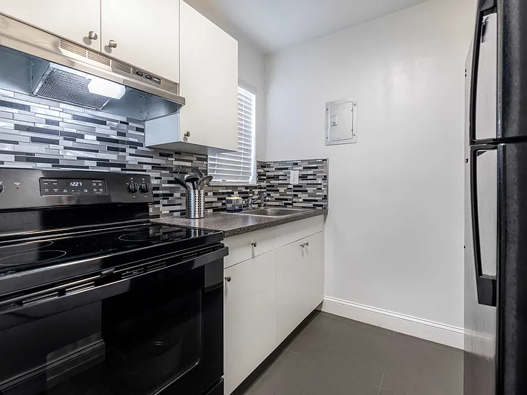 Manor Court Apartments — Photo 17