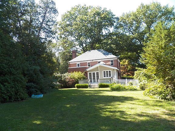 4th image of 142 Mercer Ave