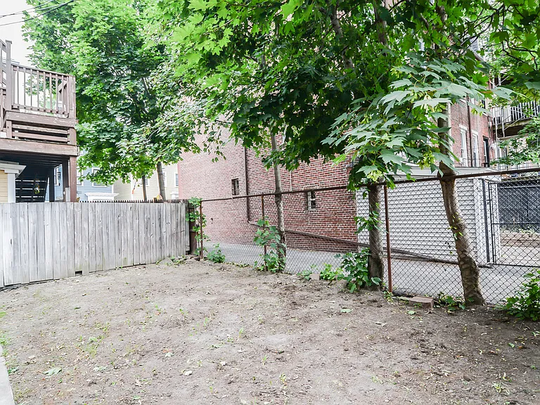546 E 8th St #1 — Photo 25