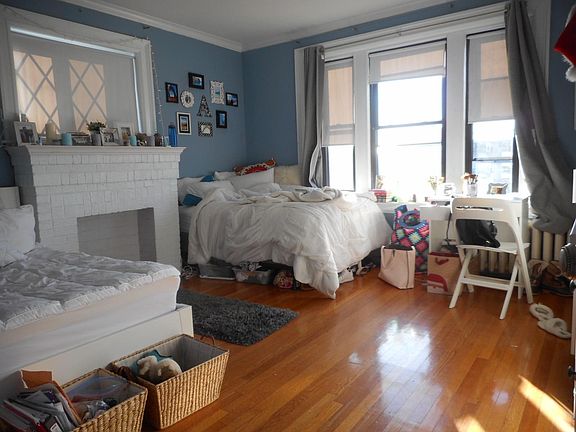 3rd image of 446 Park Dr #18