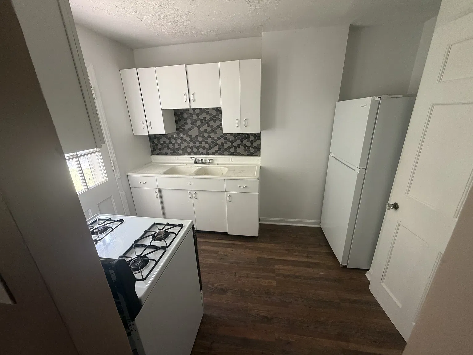 20470 Lakeshore Boulevard - 1 — Photo 3