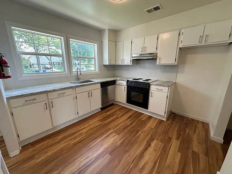 26 Newport Ln — Photo 4