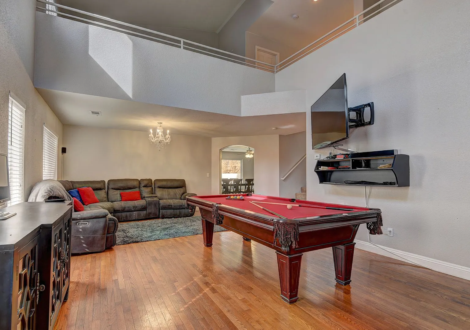 Beautiful remodeled home with pool! — Photo 4
