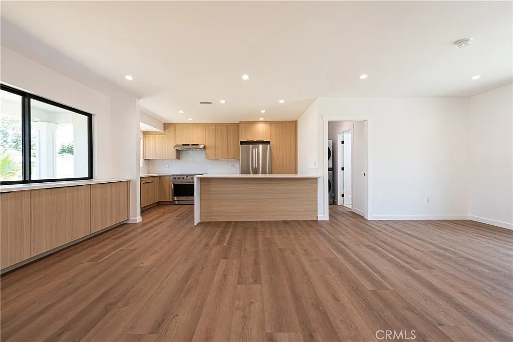 3 bed, 1100 sqft, $4,500 — Photo 4