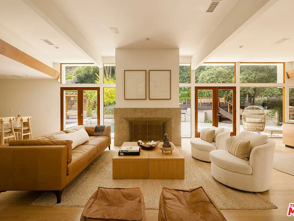 3600 Mandeville Canyon Rd