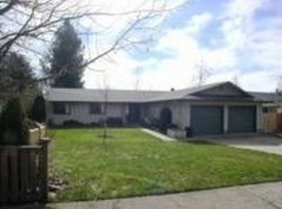 927 NE Dewey Dr, Grants Pass, OR 97526