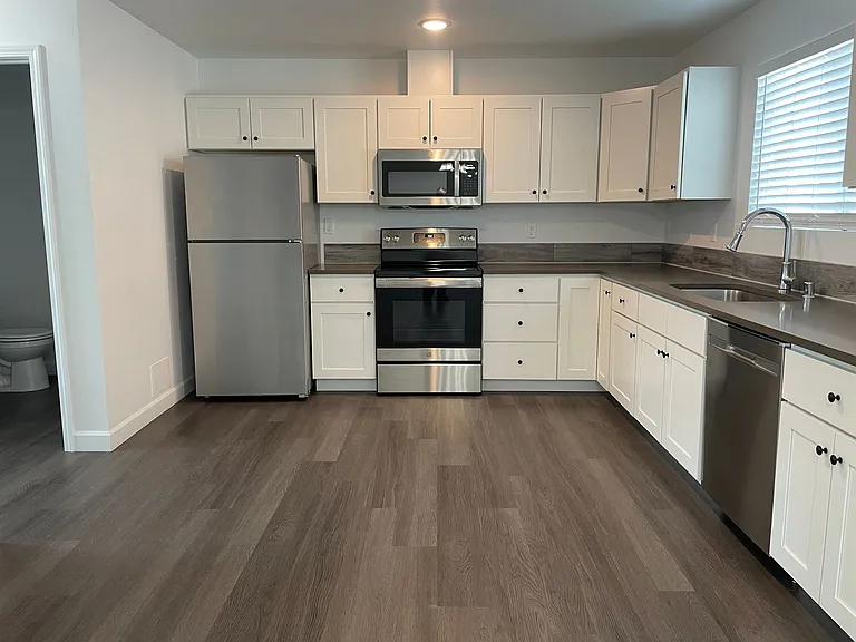 713 3rd Ave NE — Photo 2