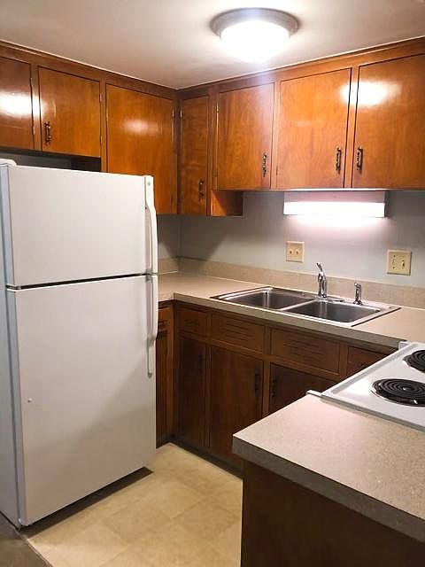 Kitchen (Stove/Fridge Included)