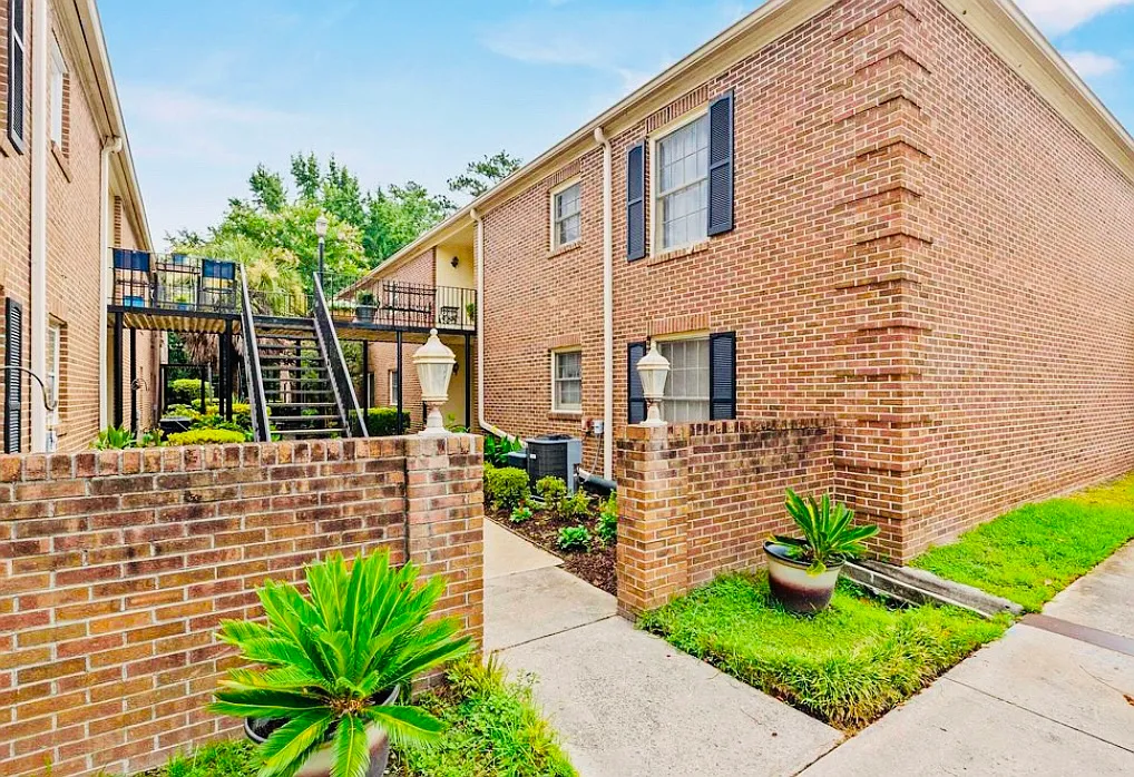 Building Photo - 5516 Lakeshore Dr #H414