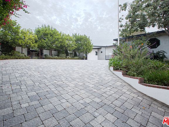 3rd image of 7575 Mulholland Dr