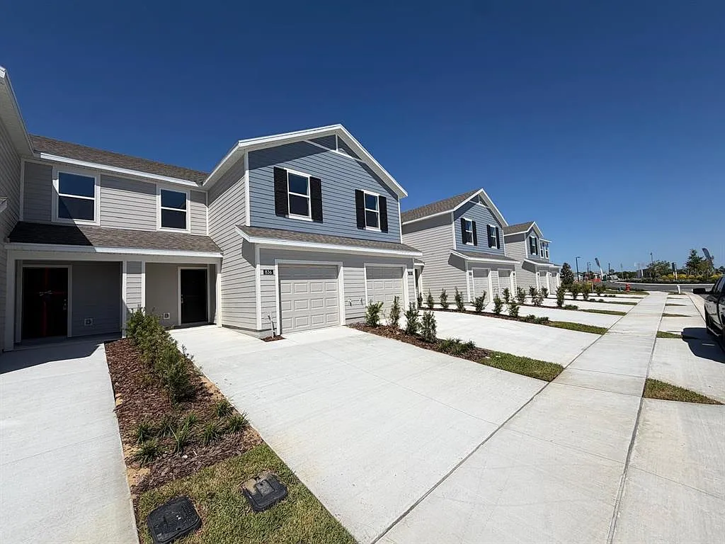 3 bed, 2.5 bath, 1378 sqft, $2,080 — Photo 2