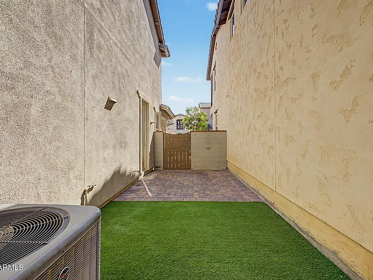 2879 N Claire Dr — Photo 30