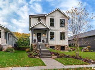 662 Holmes St, Bettendorf, IA