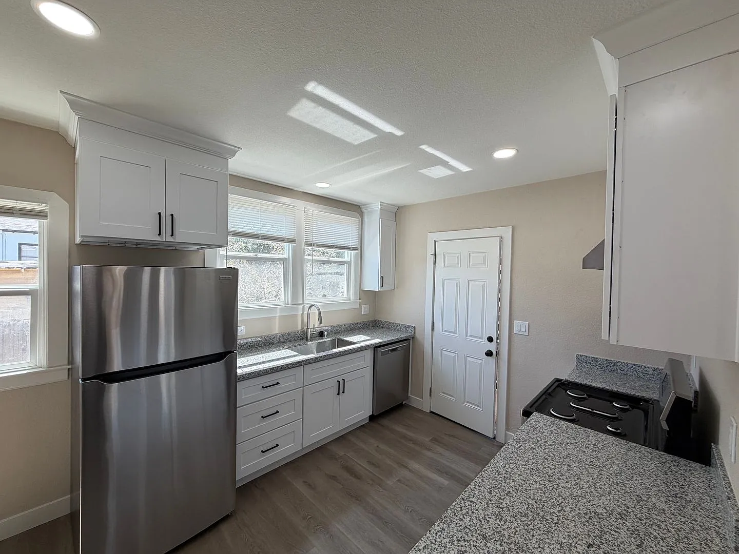Quaint 1 bedroom and 1 bathroom home. Completely renovated rental! — Photo 4