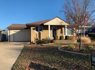 1841 N Shore Dr, Pekin, IL 61554