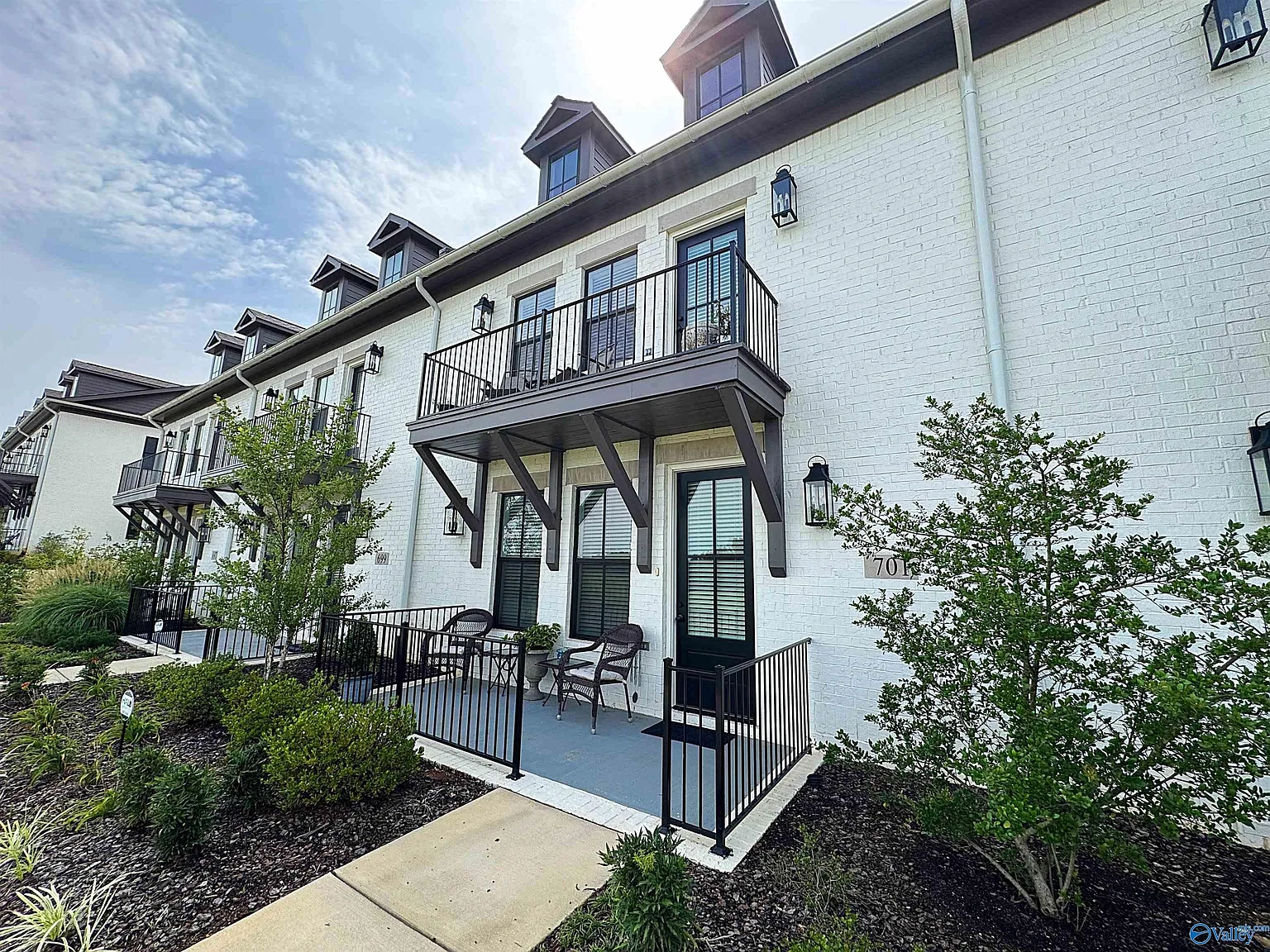 3 bed, 2.0 bath, 1807 sqft, $2,395 — Photo 2