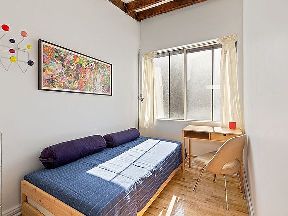 5th image of 431 E 6th St APT 4
