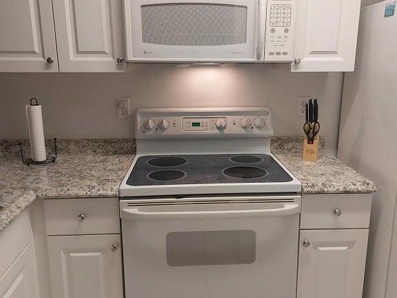 3rd image of 2989 Sir Hamilton Cir