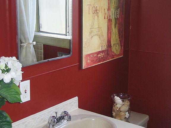 Bathroom - nicely decorated