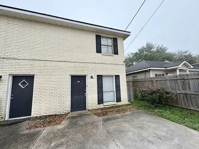 217 Ryder Dr — Photo 1