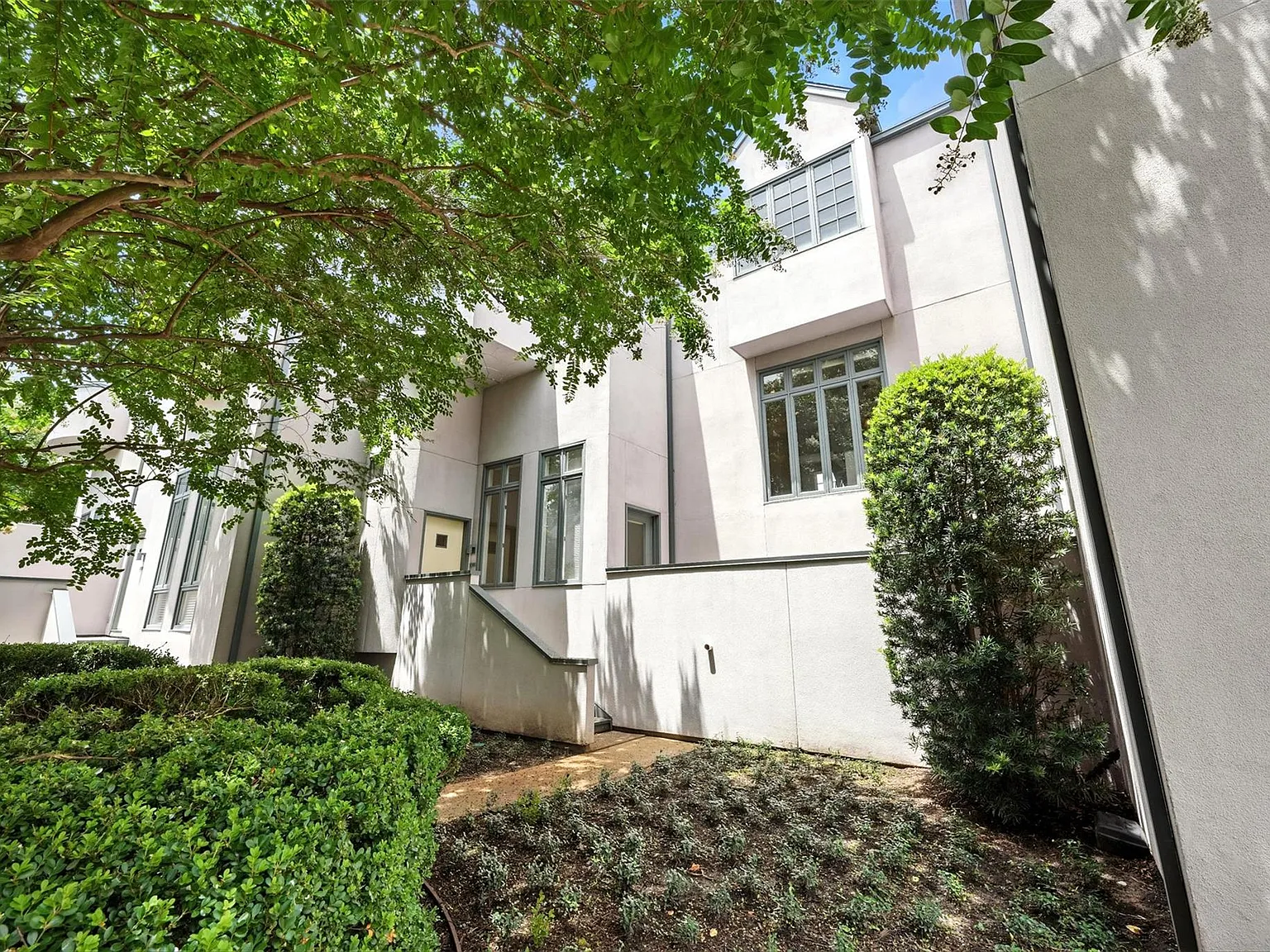 2 bed, 2.5 bath, 1644 sqft, $2,600 — Photo 1