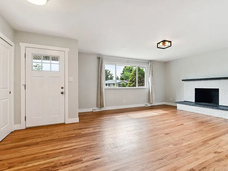 1631 S Allison St — Photo 3