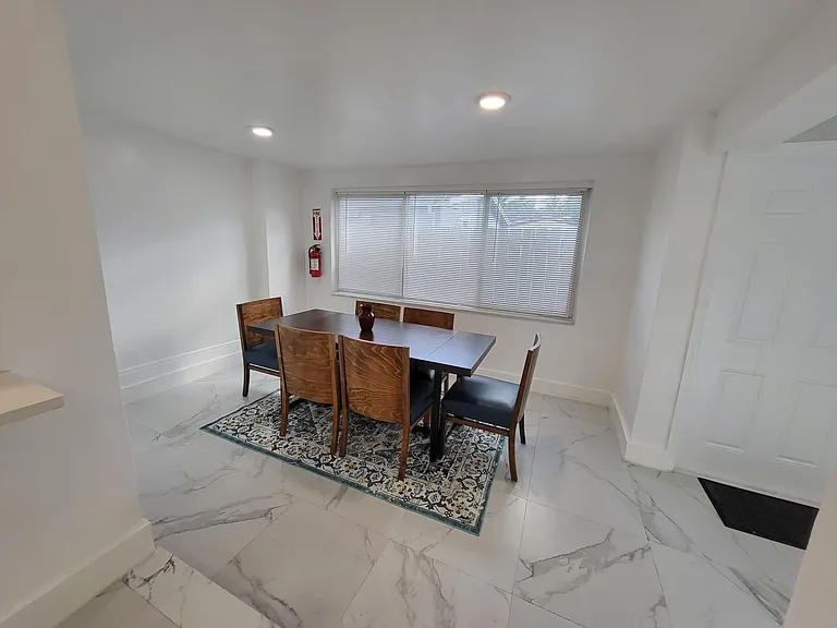 900 SW 31st St — Photo 17