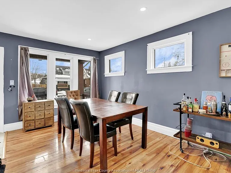 3484 Peter St — Photo 11