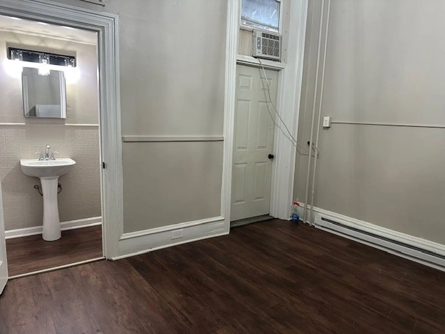 1st Floor Efficiency For Rent In Harrisburg School District. — Photo 2