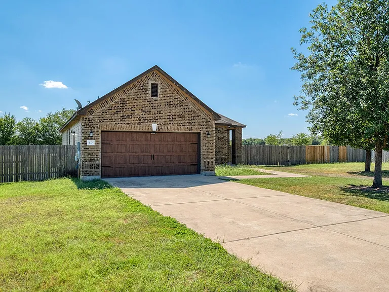 117 Brittany Ln — Photo 2