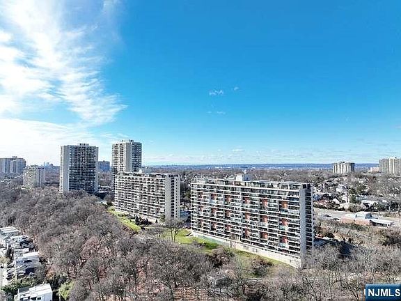 3rd image of 3 Horizon Rd APT 1406