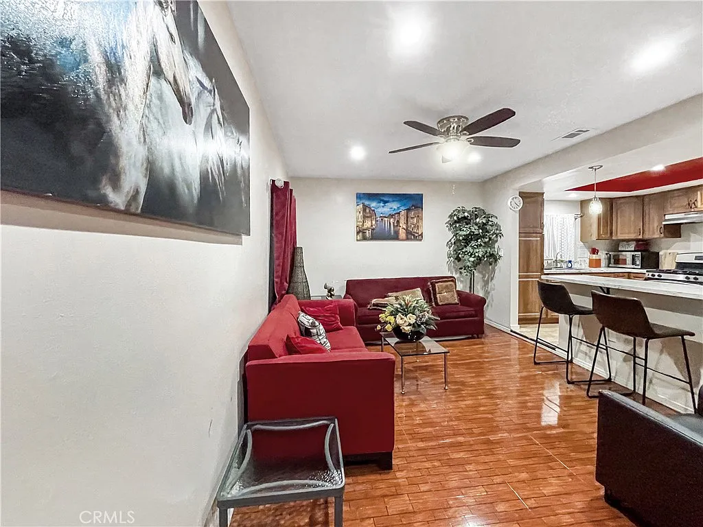 3 bed, 1100 sqft, $3,500 — Photo 2
