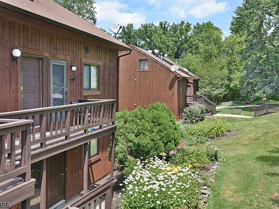 3rd image of 7 Sugar Loaf Ct Unit 8