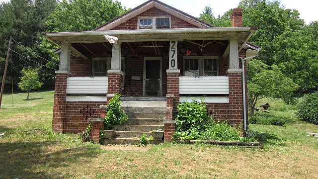 270 Edgewater Dr photo 1