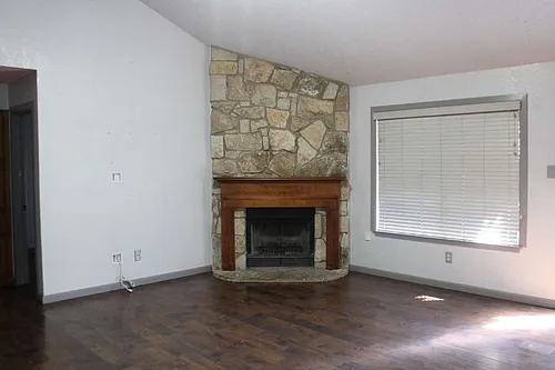 915 W Lovers Ln Photo 1