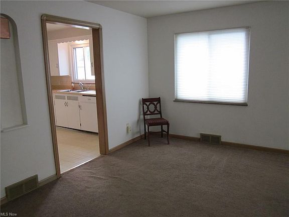 4th image of 19334 Shoreland Ave