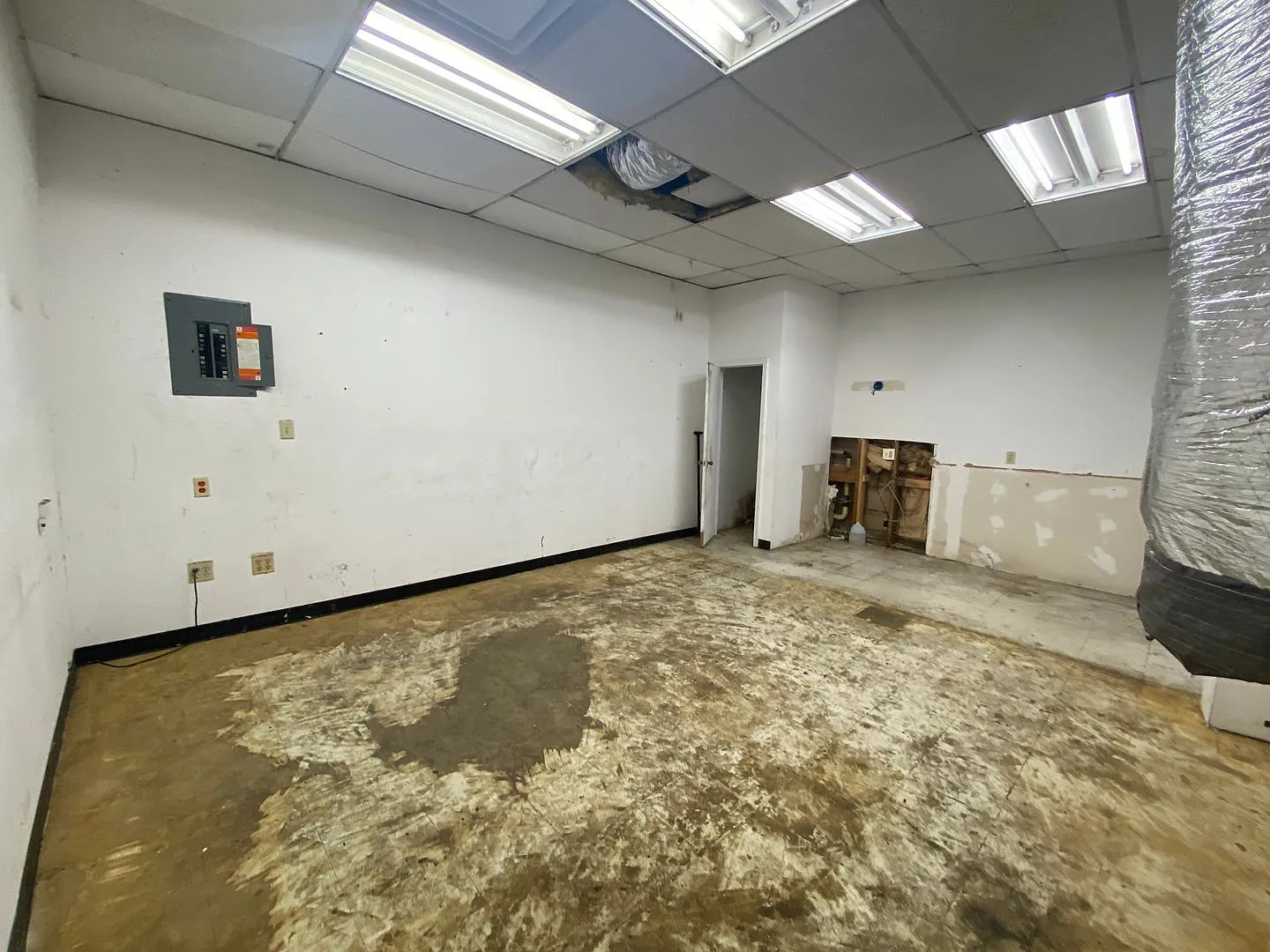storage containers/ commercial building — Photo 3