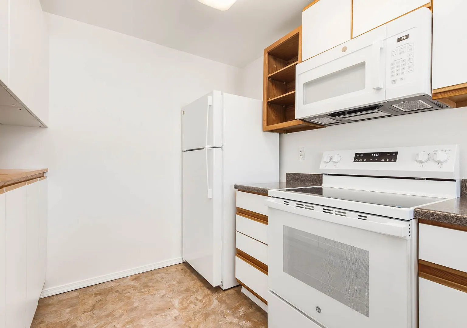 Prime Location Near Lake Washington Updated 2 Bedroom Condo! — Photo 4
