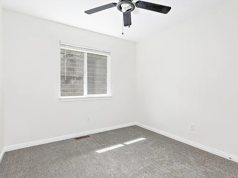 205 N Geneva Rd #13 — Photo 14