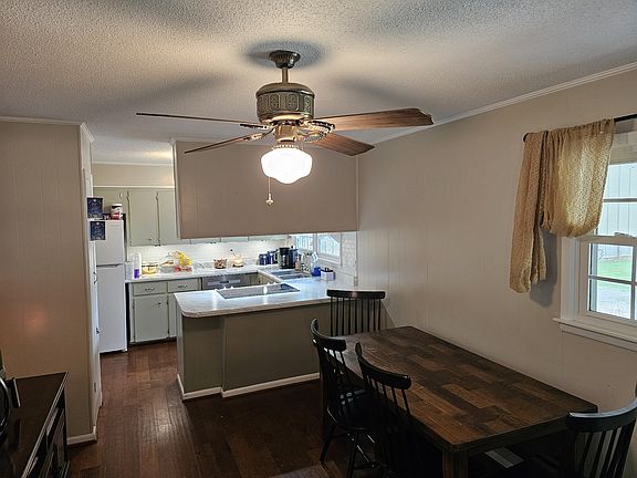 5th image of 106 Willow St N