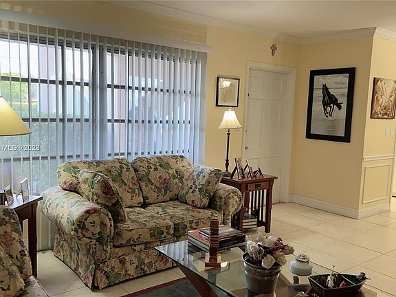 4th image of 711 SE 7th Ave APT 2