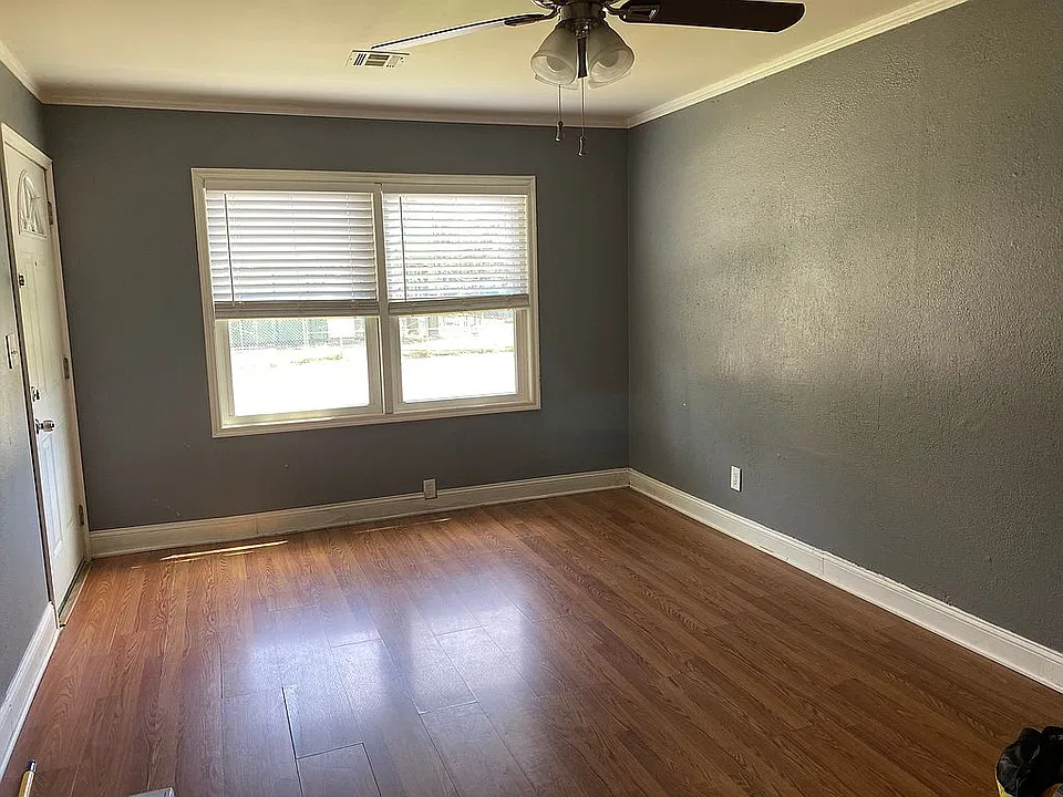 Living room 903 East 37th