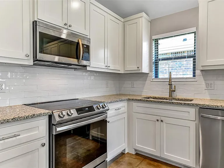 2205 N Hickory St — Photo 5