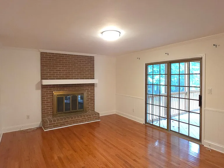 190 Barrington Dr E — Photo 3