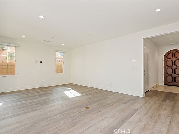 3rd image of 148 Villa Rdg