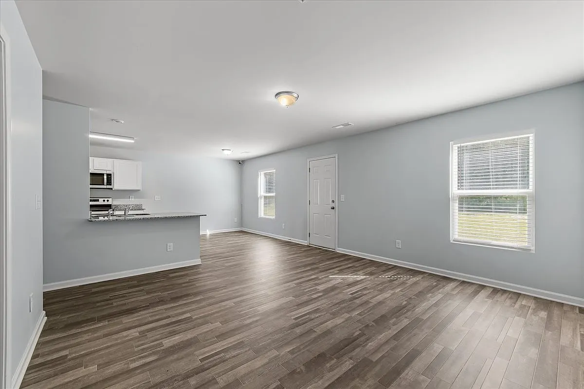 5 bed, 2268 sqft, $2,300 — Photo 3