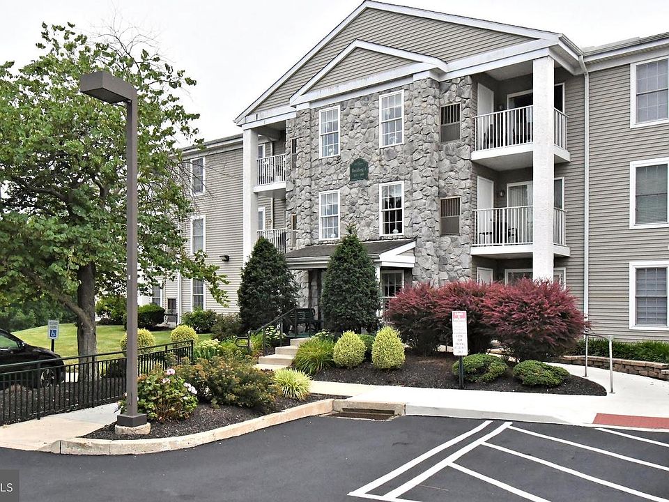 1st image of 122 Brandon Rd W