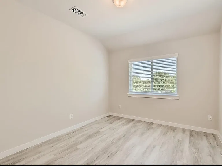 1325 Creekbank Dr — Photo 8